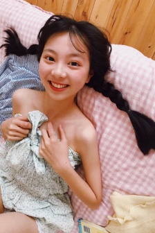 翁公和晓雯在厨房里猛烈进出